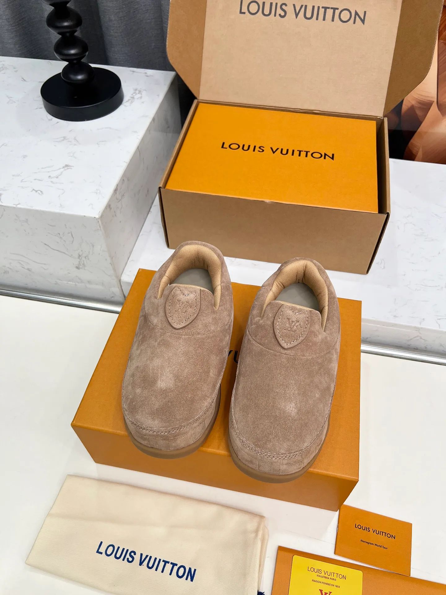 [L Family] P: 740💰 Couple model, size: women 35-41 (customized at 41 for women), 39-46 for men (customized at 45.46) The 2025 iteration of this Time Out sneaker, couple model, LV co-branded nigo, donkey brand, Louis Vuitton, ugly, cute😍Many Internet celebrities have shown off their feet, a classic and versatile item. Fabric: Imported high mercerized cow suede. Lining: high-grade elastic mesh, outsole: original molded outsole, palm print rubber outsole with hidden L letter and Monongram flower.